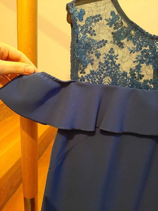 Chabrowa sukienka z koronką