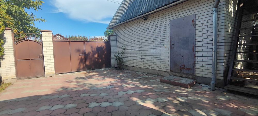 Продається одноповерховий цегляний будинок земельною ділянкою