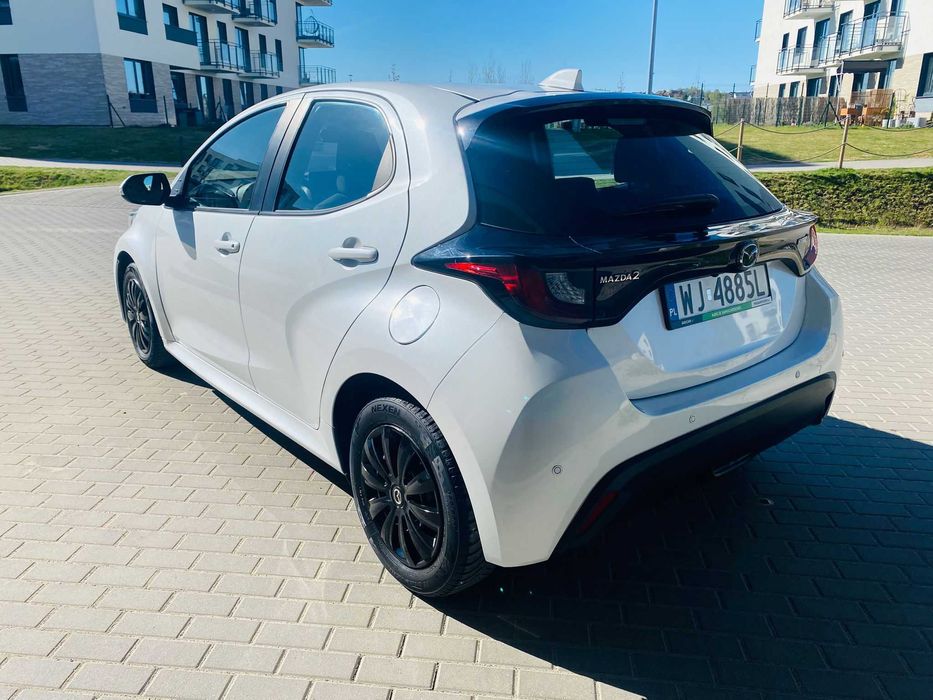 Mazda 2 hybrid 2022 Salon Polska jak Yaris
