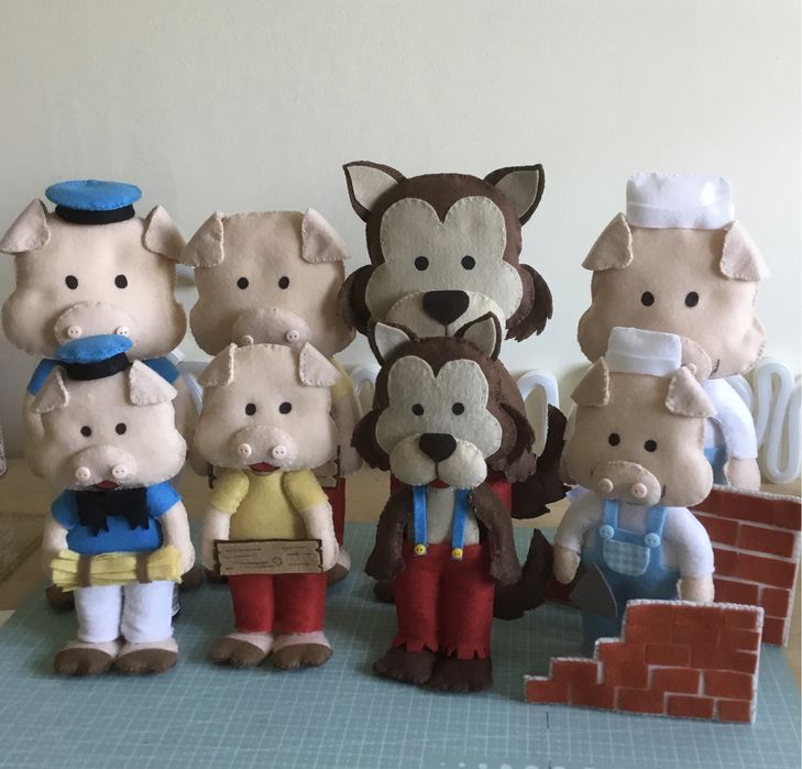 Três porquinhos e o Lobo Mau em feltro