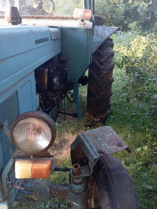 Продам МТЗ 82 в непогані якості (мінуси почало підспускати колесо, і салон в погані якості)