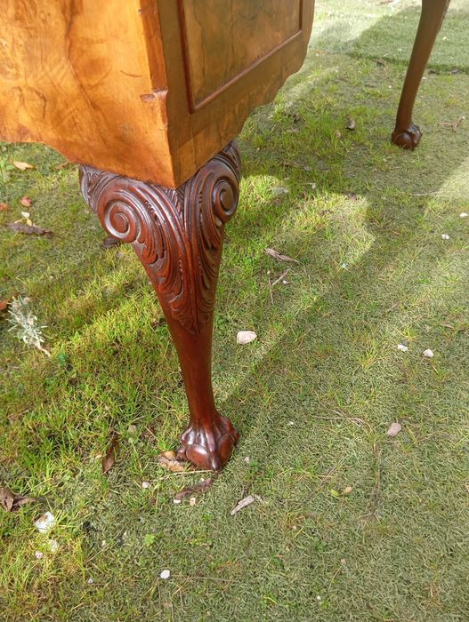 Secretaria de período Georgiano em nogueira e mogno, pés cabriolet