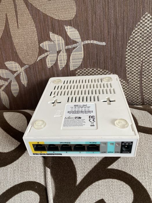 MikroTik RB951Ui-2HnD – Wi-Fi роутер,Робочий , 3порт битий .
