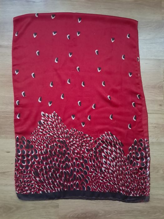 Бордовый шарф палантин