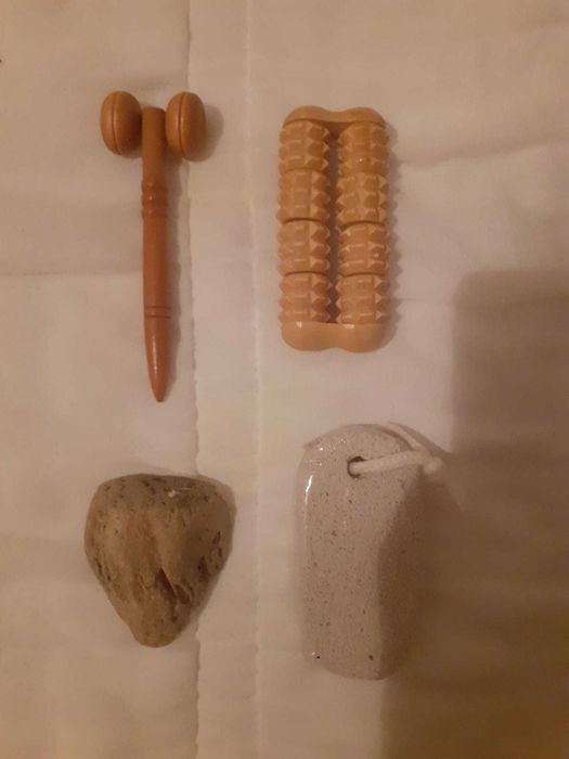 kit massagem de pés e rosto em madeira e 2 pedras-pomes