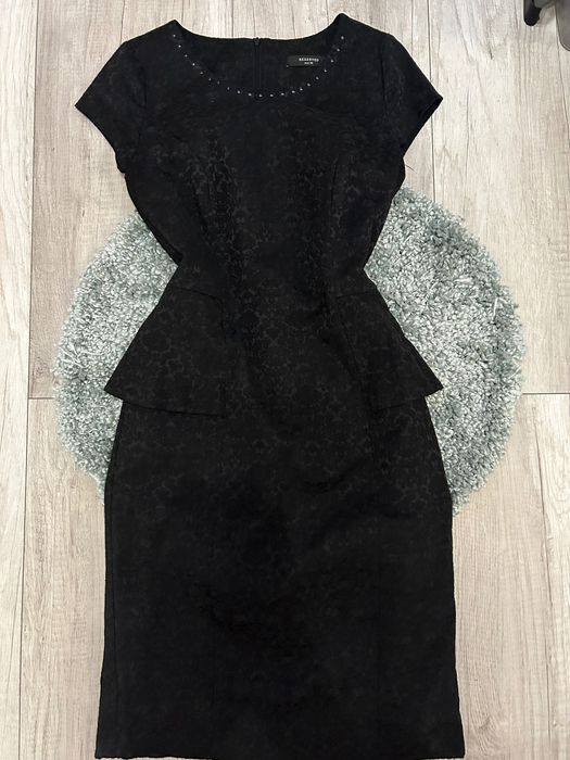 Sprzedam sukienkę czarną elegancką z rękawkiem