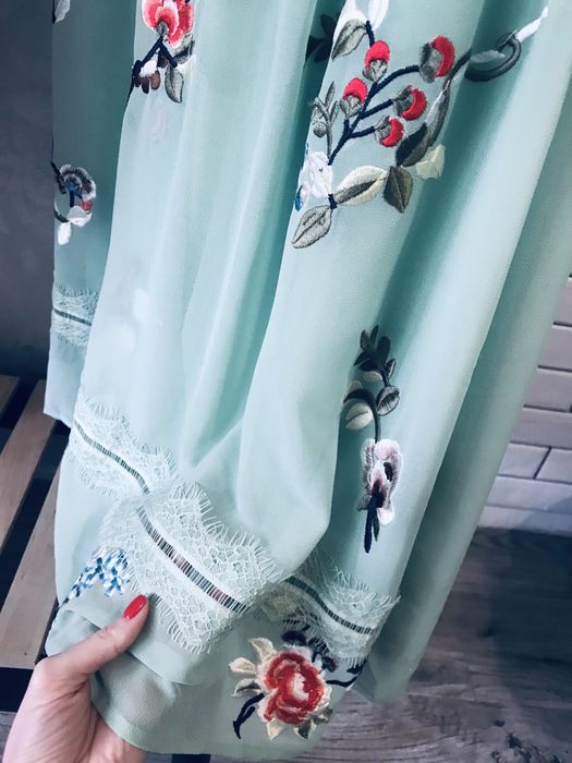 Шикарна сукня з вишивкою від Asos