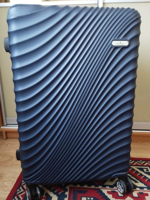 Валізи дорожні різні.