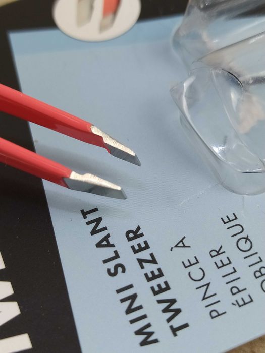 Tweezerman Mini Pęseta do brwi stal nierdzewna różowa