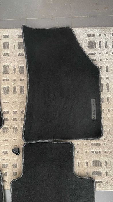 Dywaniki welurowe Megane IV Grandtour OE  - jeden defekt