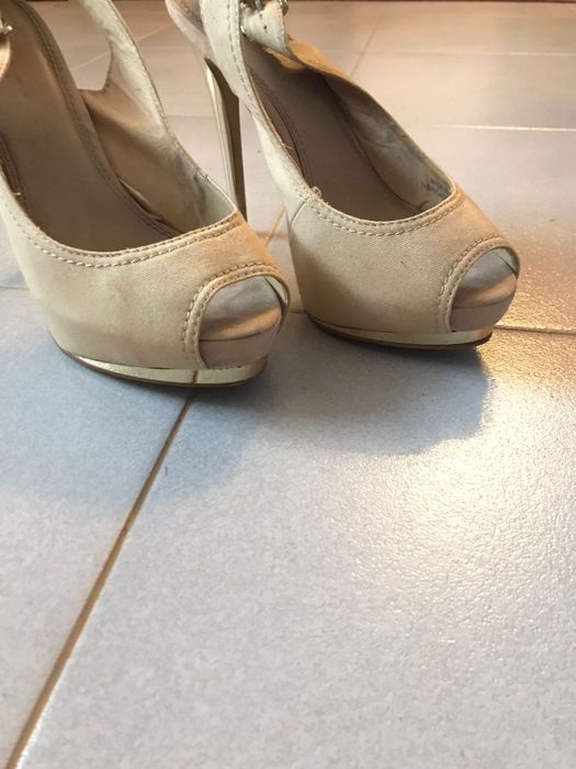 Sapatos beges em tecido