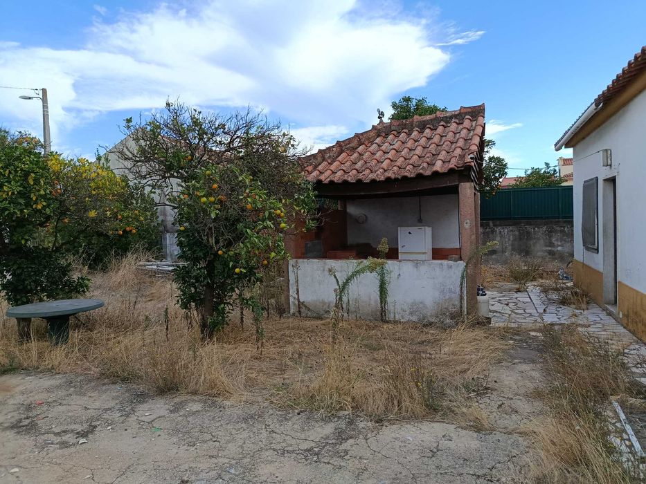 Moradia isolada com piscina em Azeitão terreno com 1863 m2
