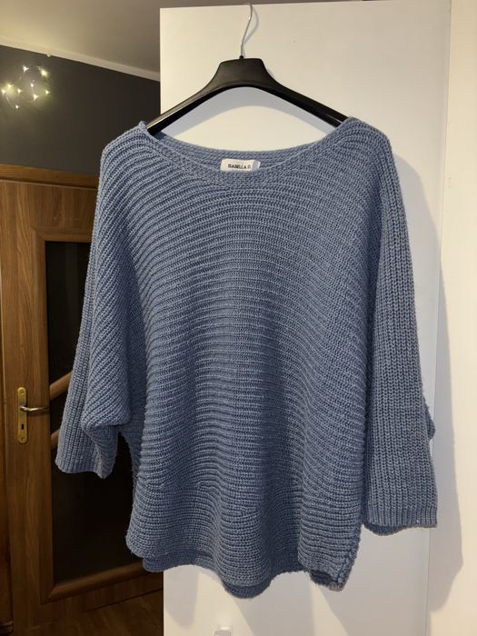 Niebieski sweter