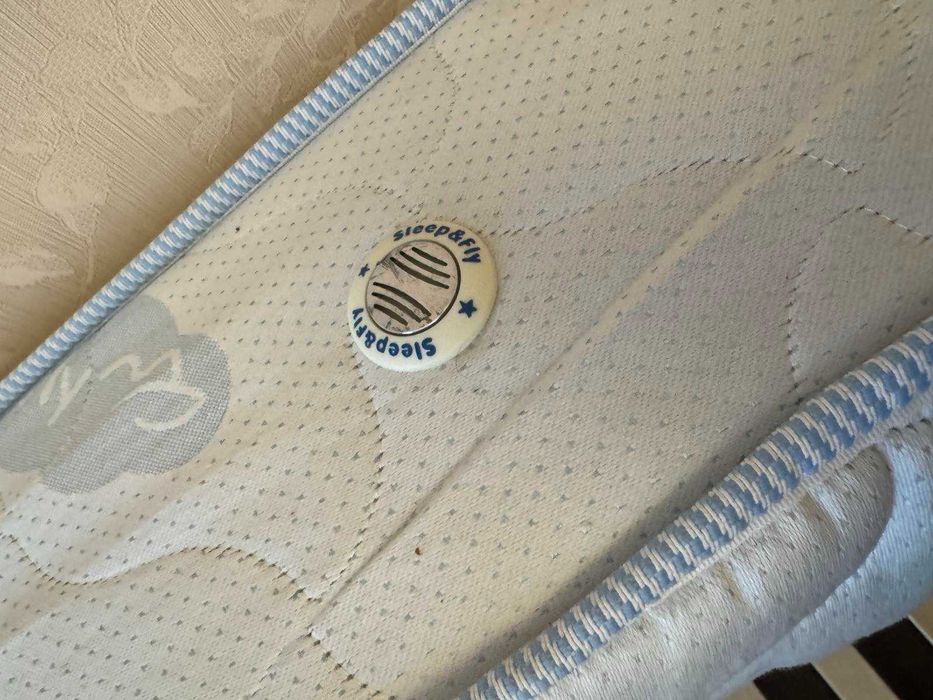 Дерев'яна кровать ідеальний стан з отопедичним матрасом 100 на 2000 см