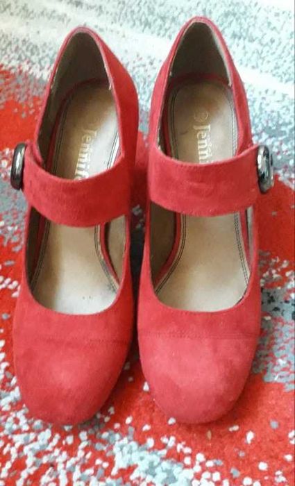 Buty na obcasie czerwone zamszowe 38