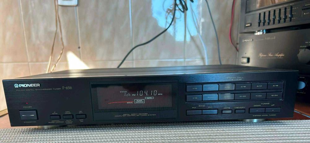 Pioneer Tuner F-656 top