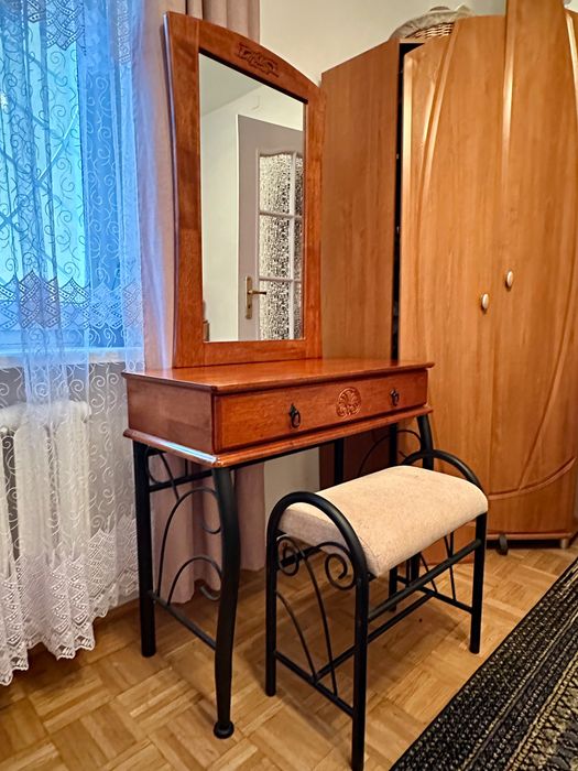 Toaletka z lustrem + siedzisko – stan bardzo dobry