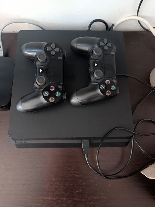 Ps4 slim com 2 comandos