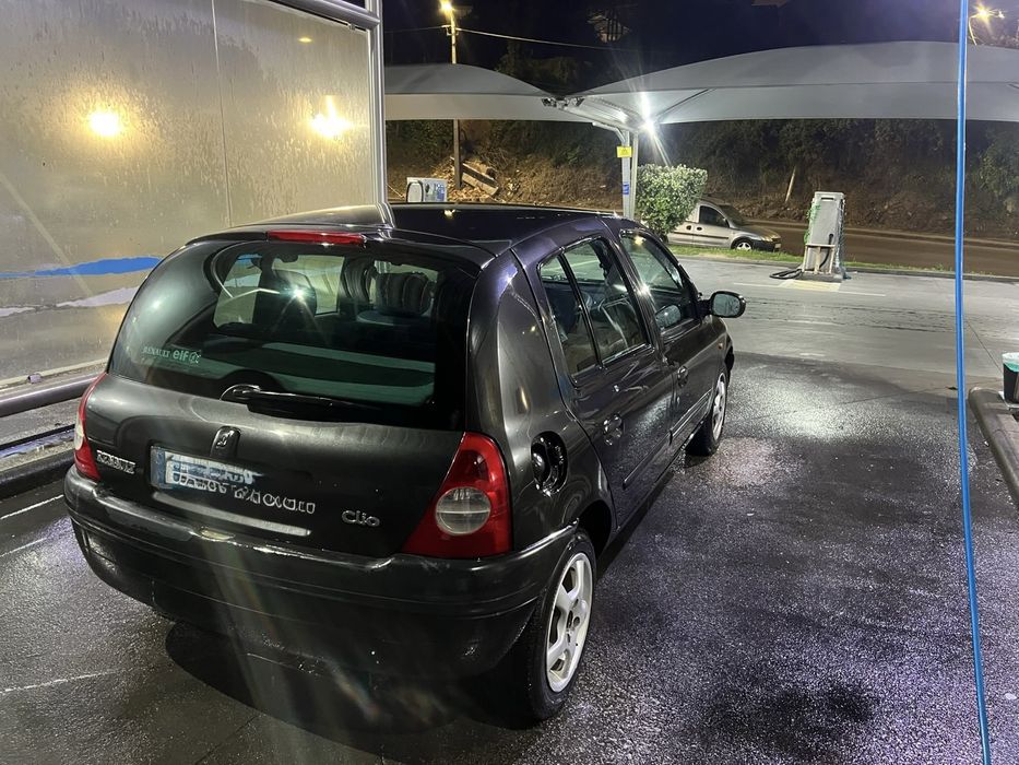 Renault Clio preto