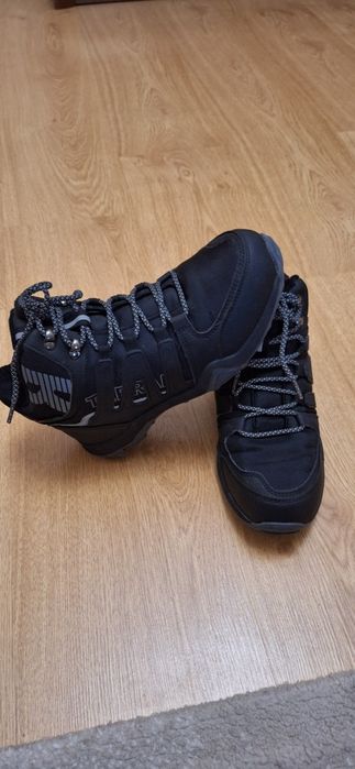 Взуття для хлопця.