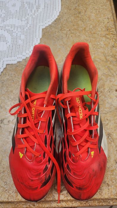 Chuteiras Adidas Predator vermelhas