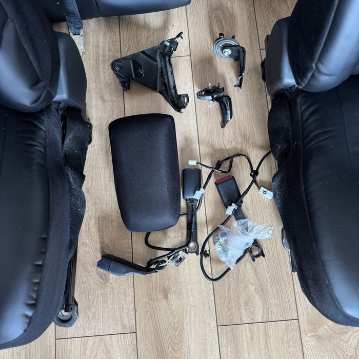 Komplet foteli Toyota Auris II combi + boczki