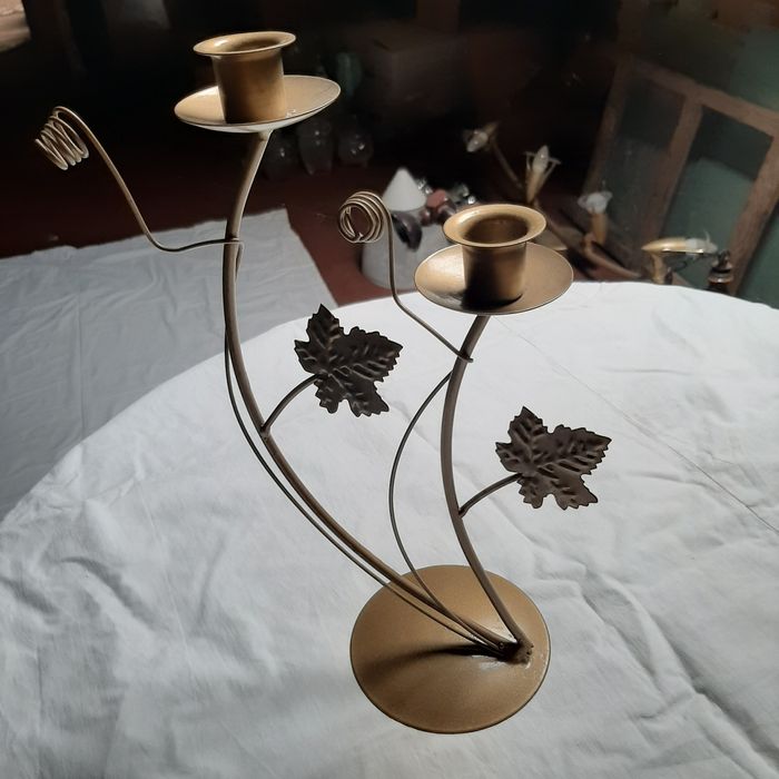 Metalowe świeczniki i stojak na wino