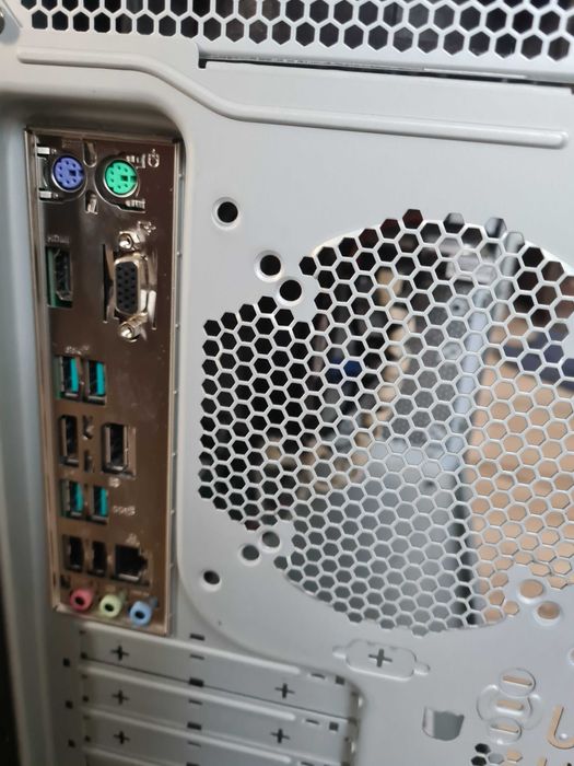 Komputer EXONE  intel i3-8100