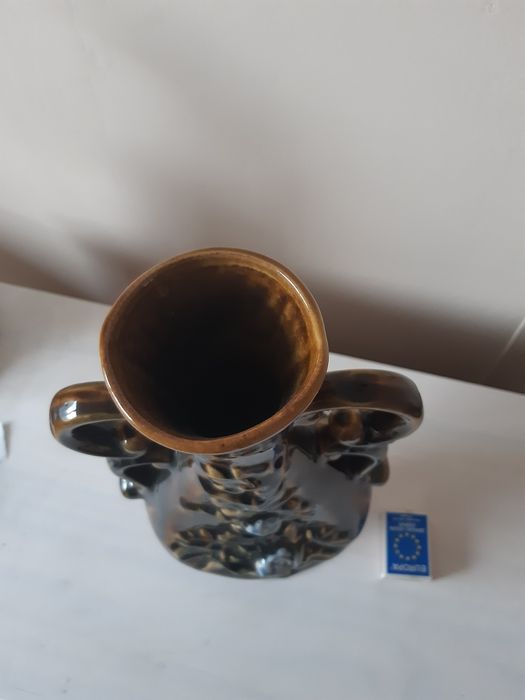 Gliniany wazon z uszkami