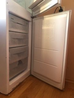 Lodówko-zamrażarkę INDESIT. 
Wymiary 170 cm wysokości