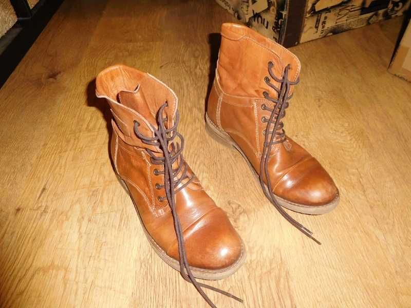 Bota em pele tamanho 40, cor castanho camel