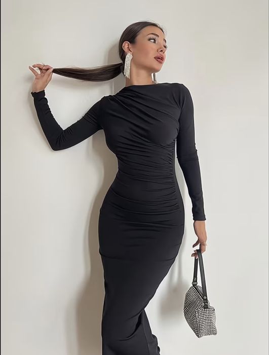 Чёрное платье обтягивающее с рукавом