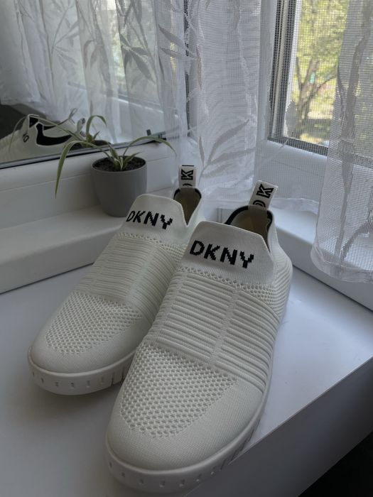 Білі кросівки(сліпони)DKNY