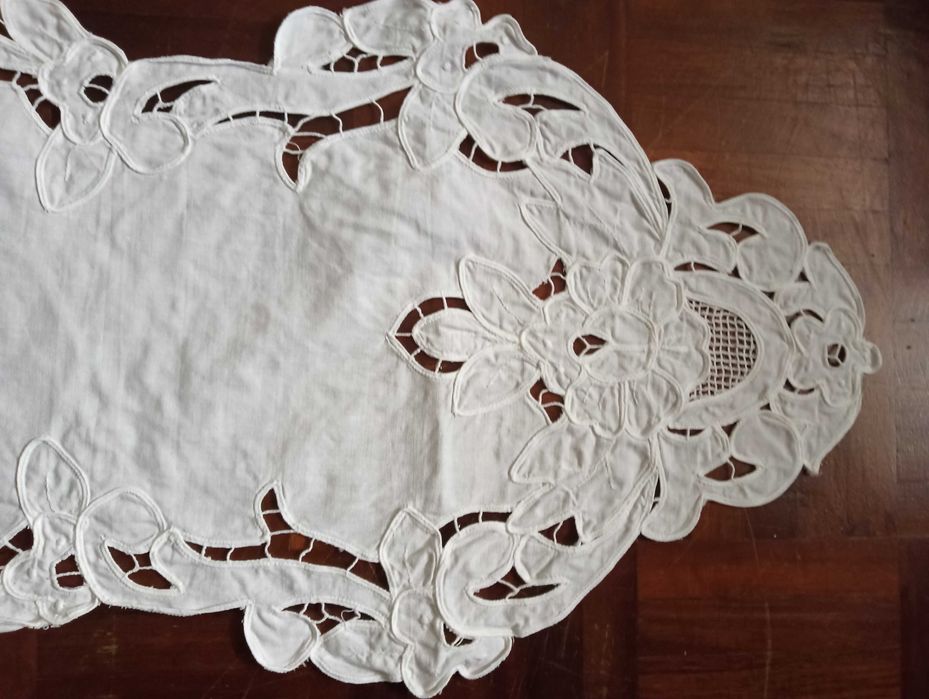 Conj. 4 Naperons Renda/Bordado Richelieu – tamanhos diferentes