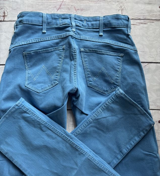 Wrangler Molly W24 L32 niebieskie spodnie – klasyka i wygoda
