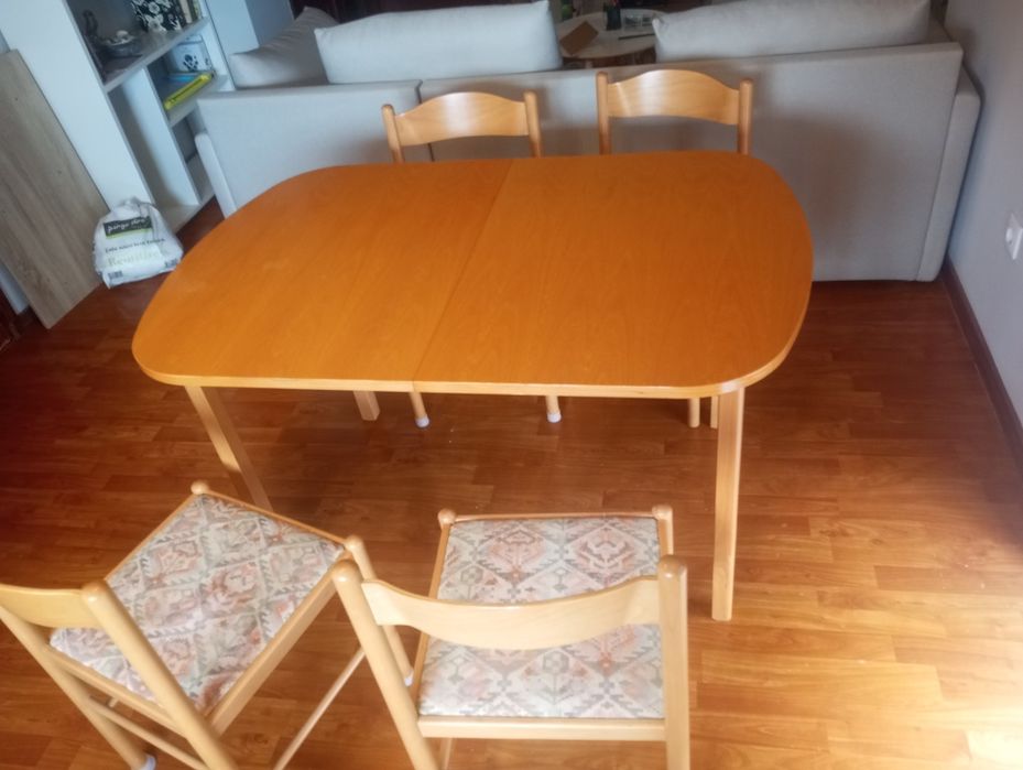 Mesa com 4 cadeiras (conservado)