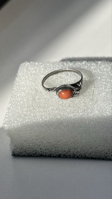 Srebrny stary pierścionek z koralem