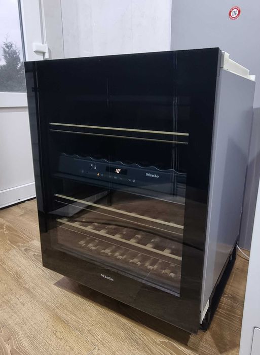 Chłodziarka do wina, winiarka Miele KWT 6322 UG. FlexiFrame, Push2open