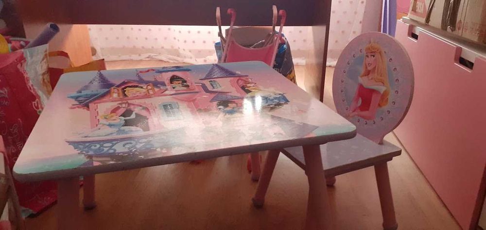 Conjunto quarto princesas: com cama, uma mesa de apoio e cadeira