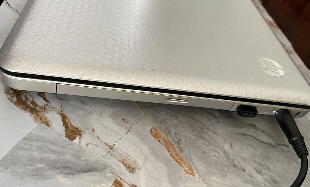 Ноутбук HP недорого, у комплекті зарядка і чохол