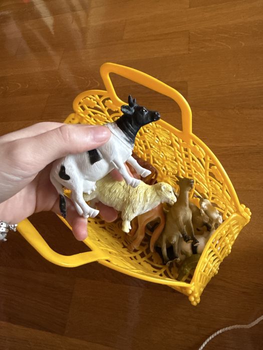 Тваринки дитячі іграшки в корзинуі