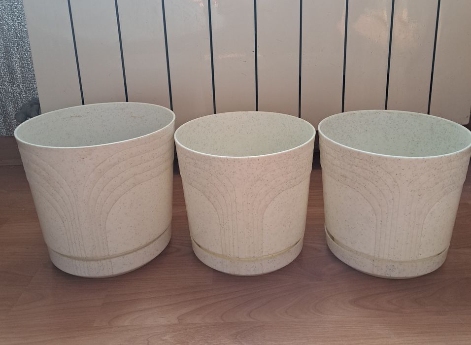 Продам пластиковые горшки.