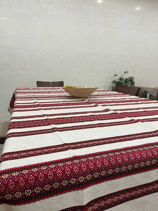 Вишита скатертина до святкового столу