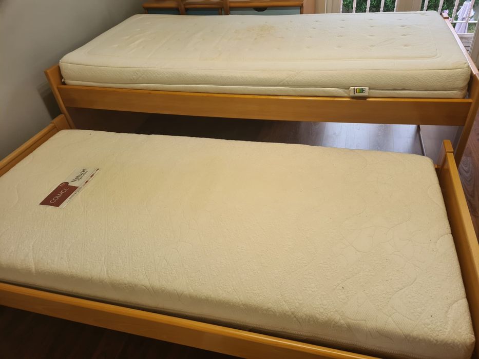 Cama dupla e secretária em Faia