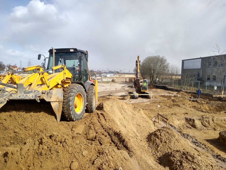 Usługi koparko-ładowarką JCB i koparką Volvo