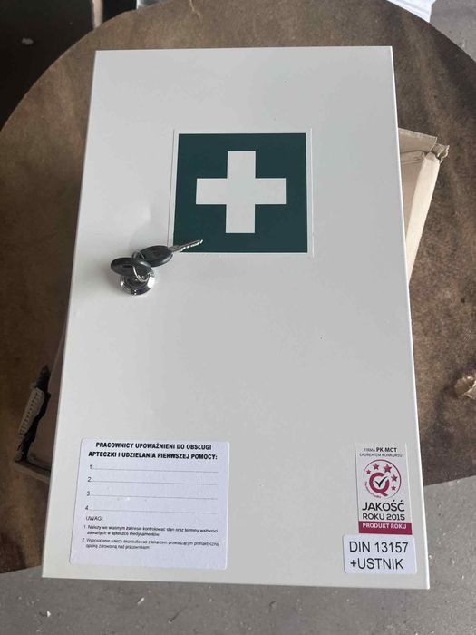 Nieużywana apteczka z pełnym wyposażeniem