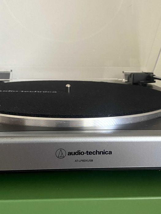 Gira Disco Audio-Technica (AT-LP60XUSB) + Colunas Edifier (R128T)
