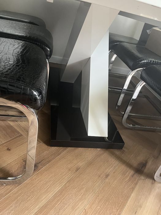 Stół  rozkładany i krzesła