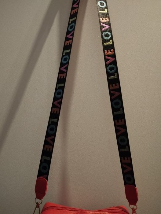 Nowa , czerwona torebka na ramię , pikowana