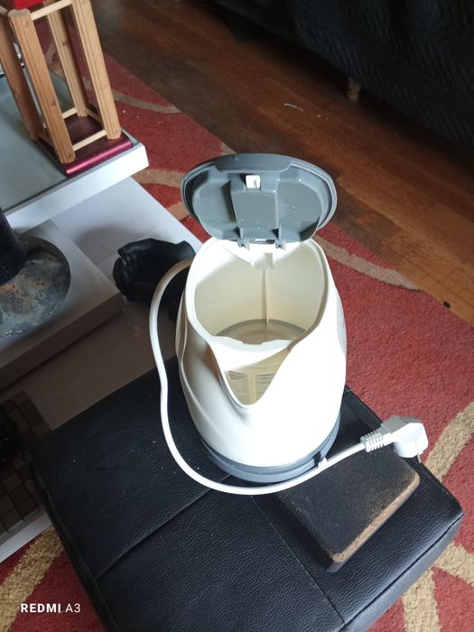 Chaleira elétrica em excelente estado